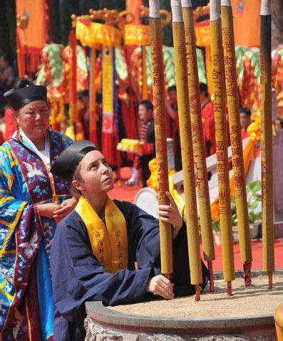 三炷香|走近道教：为何烧香要用三支香呢？为什么有“不烧檀香”的禁忌？